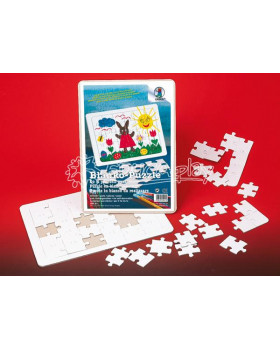 Biely kartón s vyseknutými tvarmi na puzzle